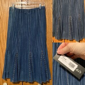 💙 NEW Denim Studded Skirt 💙